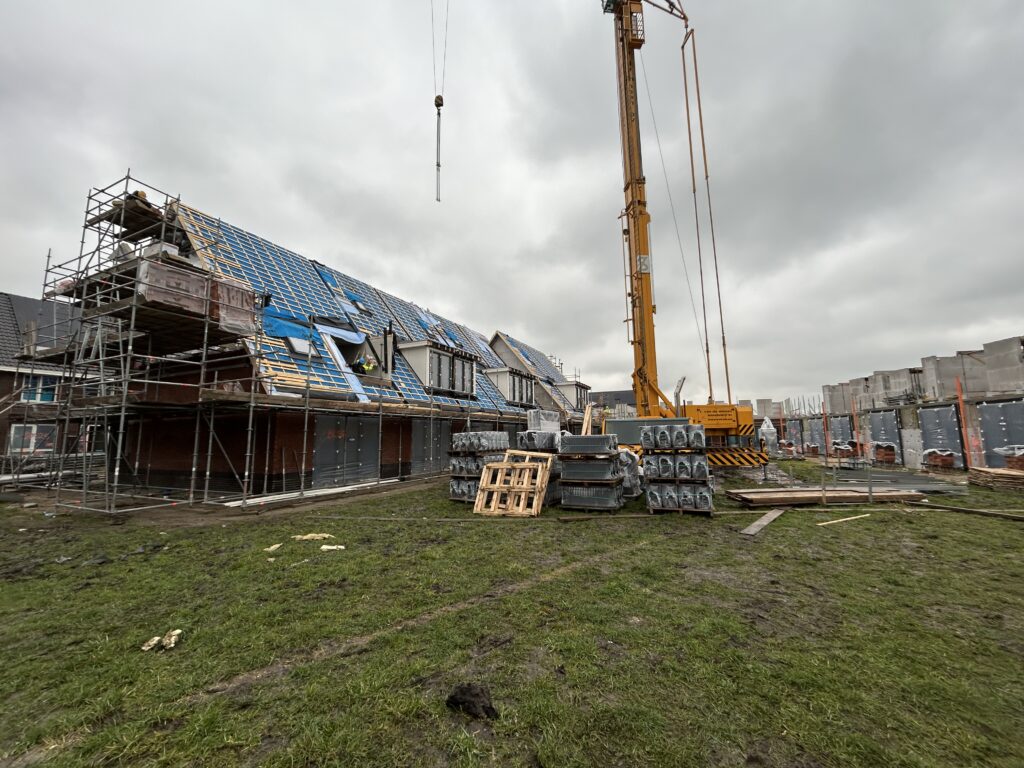 Er wordt druk gebouwd aan de nieuwe sociale huurwoningen in Hoevelaar, Woudenberg