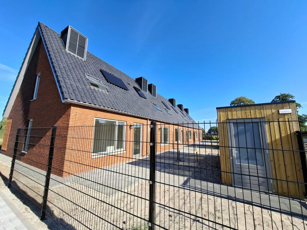 Foto van de achterkant van de nieuwe woningen in Oldebroek West III