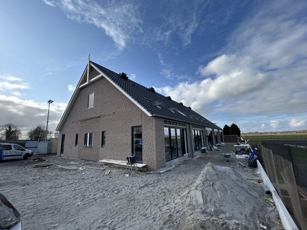 De bouw vorderd goed aan de Zuiderzeeweg in Oldebroek. Hier komen dit jaar 10 rug-aan-rug-woningen.