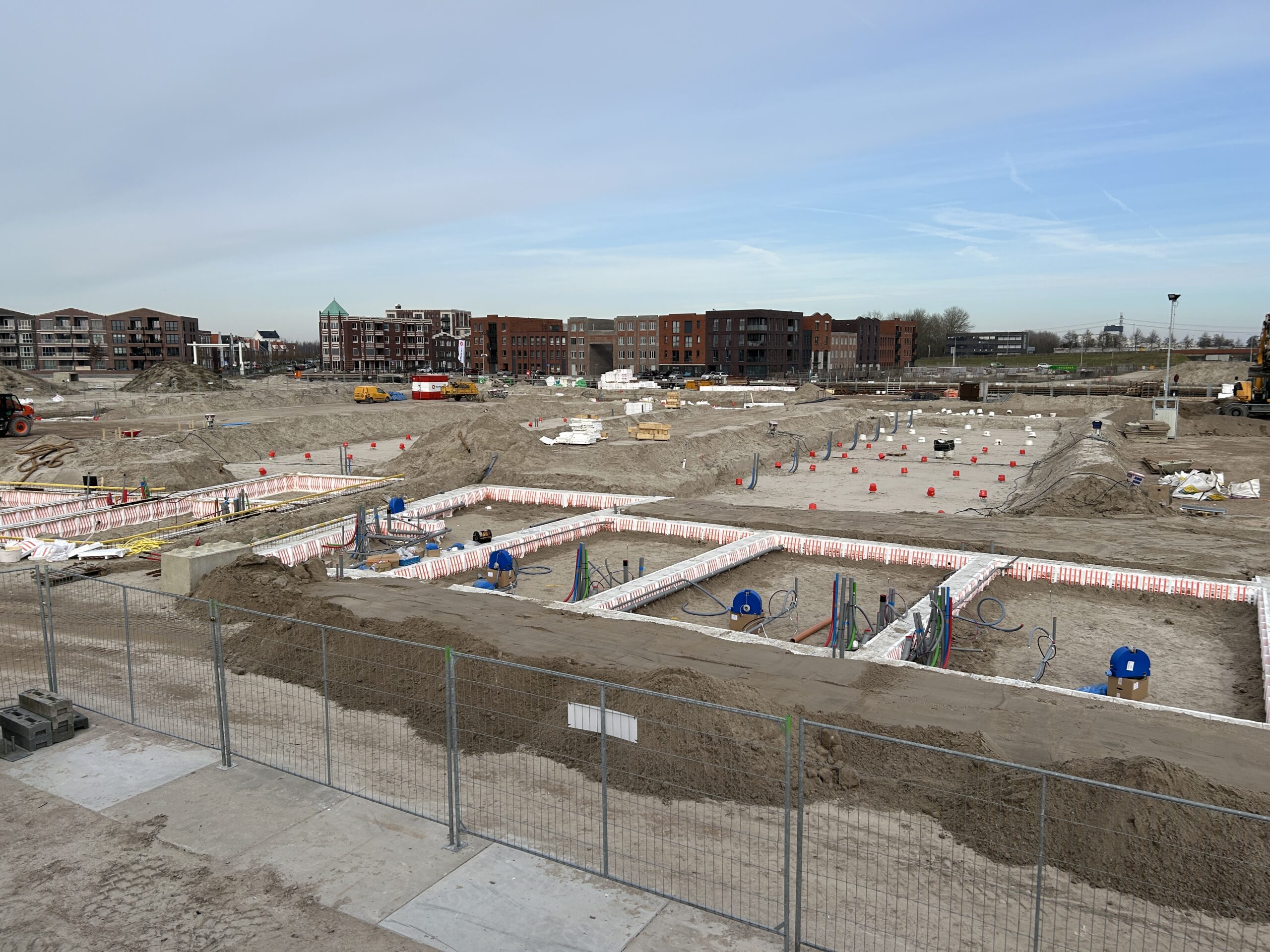 De sociale huurwoningen worden gebouwd waar de rode emmers liggen