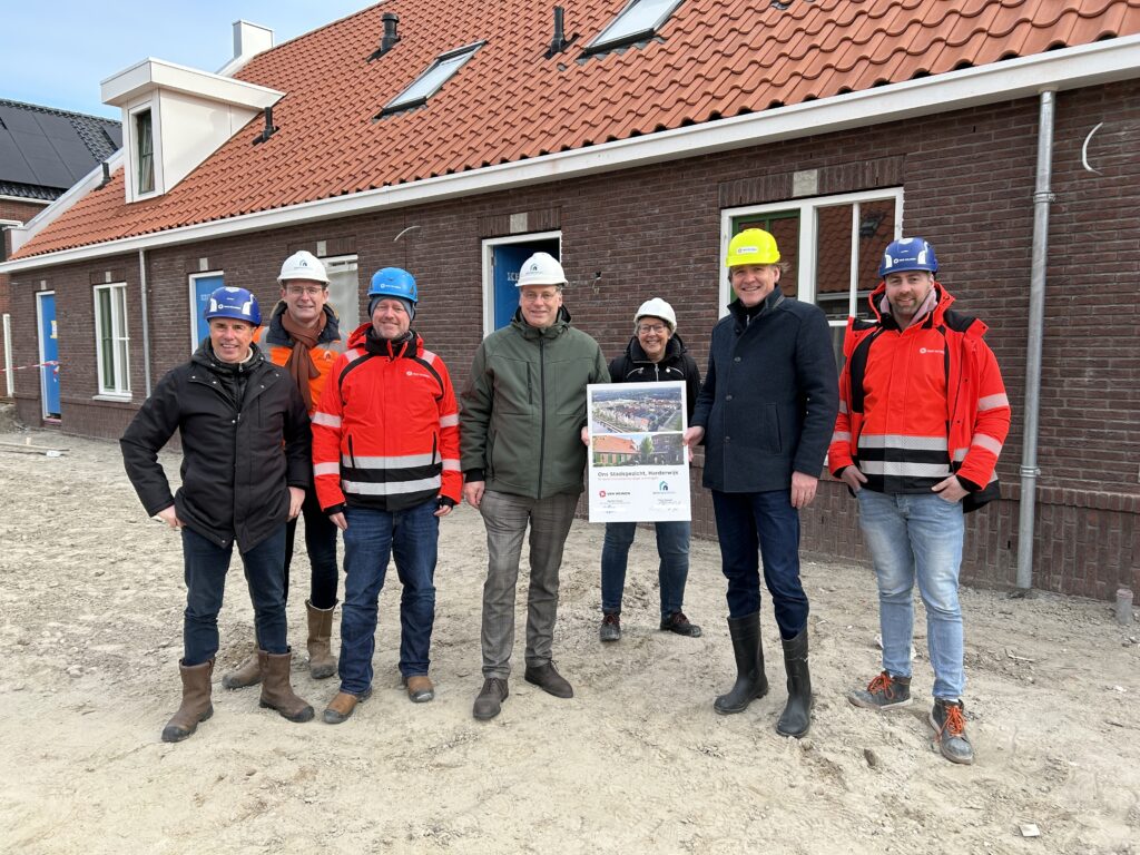 Van Wijnen en Omnia Wonen vieren de ondertekening voor de bouw van 10 sociale huurwoningen in Ons Stadsgezicht Noord in Harderwijk