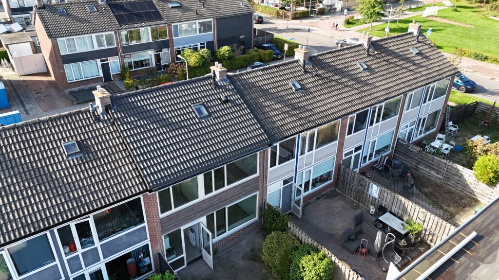 Verschil oud en nieuw van het dak is goed te zien aan de Schoutstraat in Woudenberg