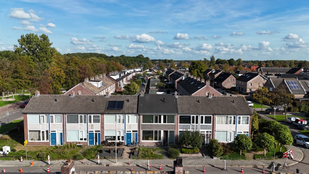 Voorzijde van een blok woningen aan de Schoutstraat in Woudenberg