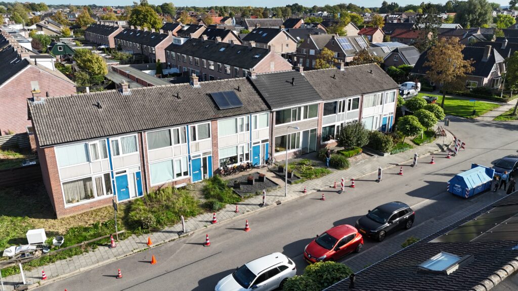 Voorzijde van een blok woningen aan de Schoutstraat in Woudenberg