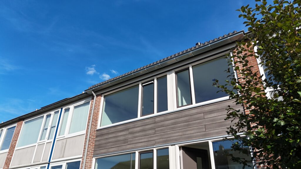 Rechts de proefwoning met de nieuwe gevel, links met de oude aan de Schoutstraat in Woudenberg